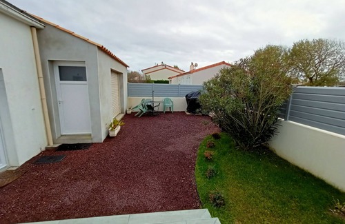 Givrand House | Ideal Studio Retreat Near Ocean and Shops - Guest Rated 10/10