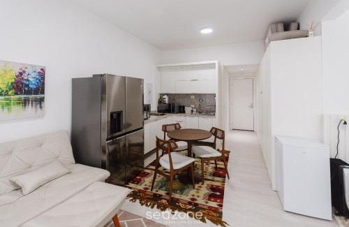Matriz Apartment | Cozy Studio in Prime Location with Pool Access in Curitiba