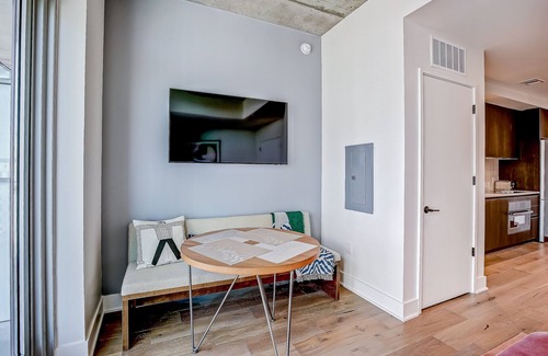 Rainey Street Historic District Apartment | Stylish Studio Condo with Rooftop Pool & Fast WiFi
