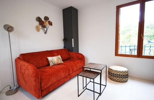Bures-sur-Yvette Apartment | Oceanfront Studio at Le Refuge de Charles - 8.6/10 Rated