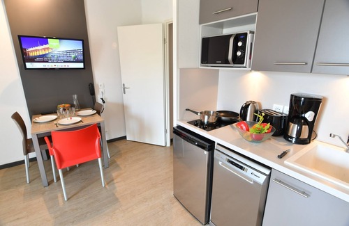 Bordeaux-Lac Apartment | Cozy Studio Retreat with Pool, Spa & Breakfast Included