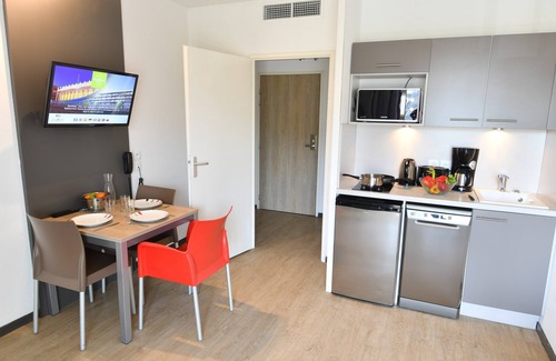 Bordeaux-Lac Apartment | Cozy Studio Retreat with Pool, Spa & Breakfast Included