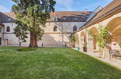 Centre Sud Apartment | Bright and Inviting Studio with Spa & Breakfast Included