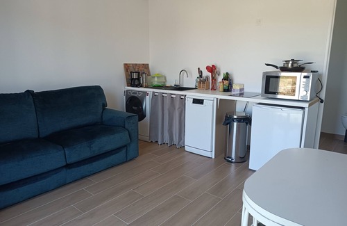 Rochecorbon Apartment | Cozy Studio with Breakfast & Pet-Friendly Amenities