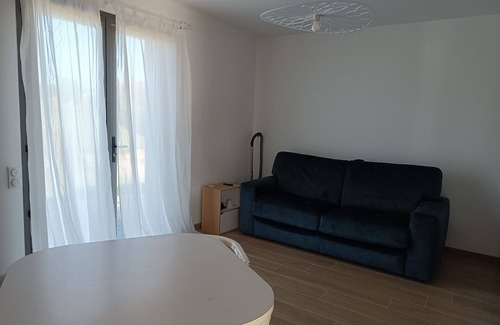 Rochecorbon Apartment | Cozy Studio with Breakfast & Pet-Friendly Amenities