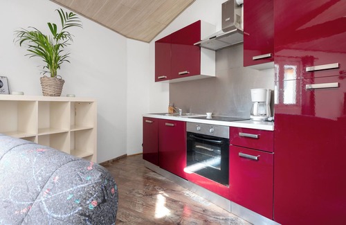 Castres Apartment | Cozy Studio Convivial: Family-Friendly with Kitchen Access
