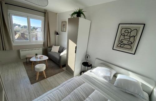 Ouistreham Apartment | Cozy Studio Just 200m from the Beach with Ocean Views