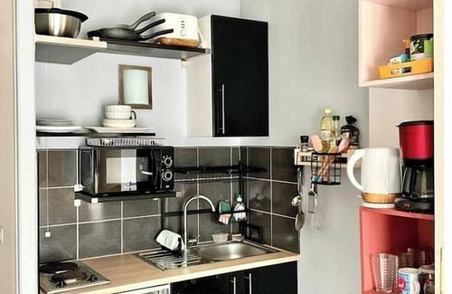 Puteaux Apartment | Cozy Studio Retreat in Puteaux La Défense with Spa & Breakfast