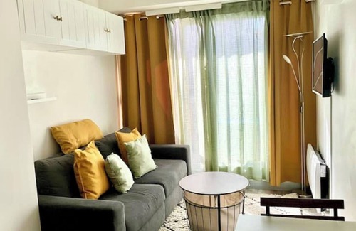 Puteaux Apartment | Cozy Studio Retreat in Puteaux La Défense with Spa & Breakfast
