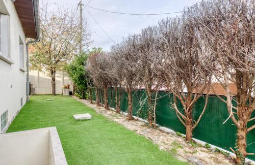 Les Stades Apartment | Charming Studio Near Disneyland - Top Rated 8.8/10