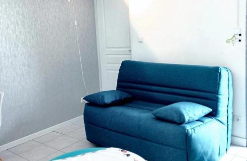 La Jarrie Apartment | Cozy Studio with Garden and Shared Pool in La Jarrie