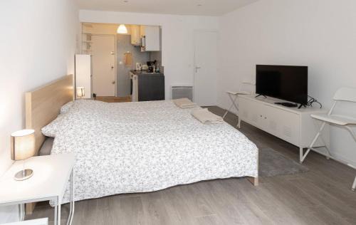 Chaville Apartment | Your Cozy Retreat at Studio Cosy Chaville - Pet Friendly Stay