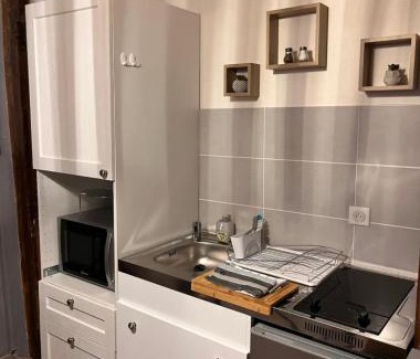 Faubourg-Raines Apartment | Cozy Studio in the Heart of Culinary Delights