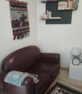 Camaret-sur-Aigues Apartment | Cozy Studio Retreat in Provence with Breakfast & Pet-Friendly Options