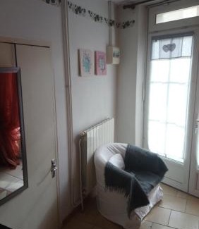 Camaret-sur-Aigues Apartment | Cozy Studio Retreat in Provence with Breakfast & Pet-Friendly Options