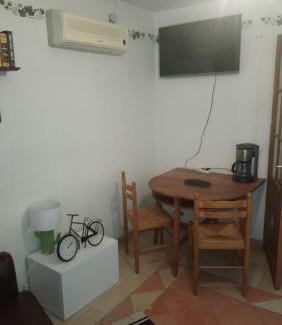Camaret-sur-Aigues Apartment | Cozy Studio Retreat in Provence with Breakfast & Pet-Friendly Options
