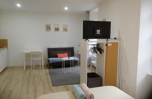 Segre Apartment | Cozy Studio in Hyper Centre with Netflix & Child-Friendly