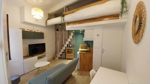 Gorge de Loup Apartment | Cozy Studio with Breakfast in Centre Ville by Saône