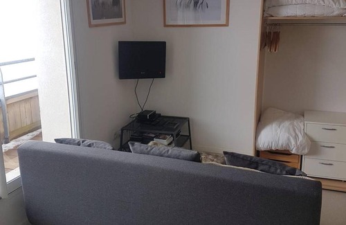 Arette Apartment | Cozy Studio for 4 with Kitchenette & Ski Locker in Arette