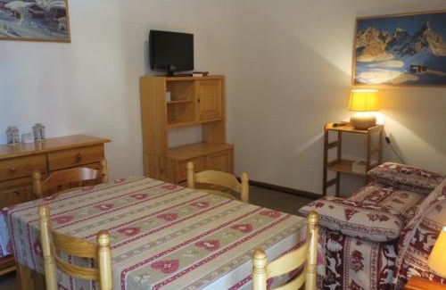 Chatel Apartment | Cozy Studio for 4 with Balcony, Steps from Barbossine Lift