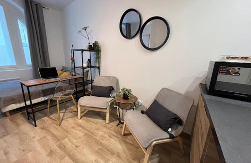 Foix Apartment | Cozy Studio Retreat with Child-Friendly Amenities