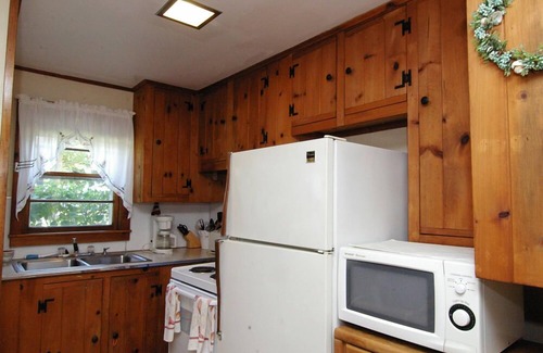 South Yarmouth Cottage | Pet-Friendly Studio Cottage Steps from South Yarmouth Beach