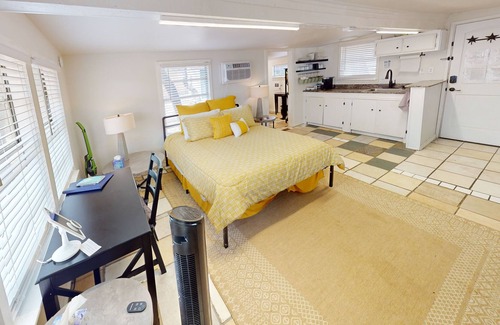Leander House | Studio cottage near marinas/boat ramps with kitchenette & boat parking