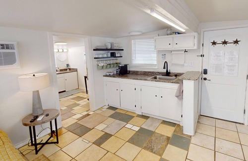 Leander House | Studio cottage near marinas/boat ramps with kitchenette & boat parking