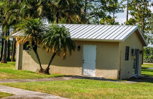 Loxahatchee Groves House | Cozy Studio Cottage with Breakfast & Pet-Friendly Amenities