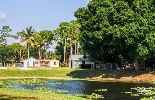 Loxahatchee Groves House | Cozy Studio Cottage with Breakfast & Pet-Friendly Amenities