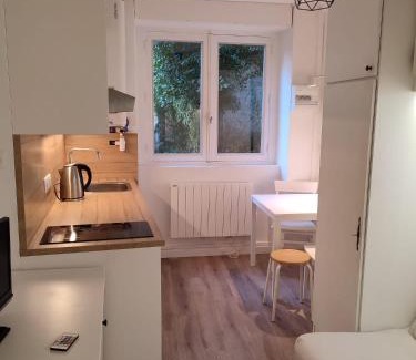 Croix Rousse Apartment | Cozy Studio Croix Rousse: Family-Friendly with Breakfast