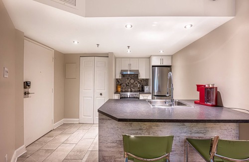 Saint-Sauveur Hotel | Pet-Friendly Studio with Kitchen, Pool & King Bed Comfort