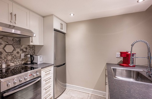 Saint-Sauveur Hotel | Pet-Friendly Studio with Kitchen, Pool & King Bed Comfort