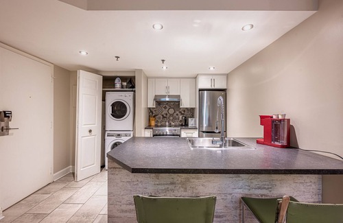 Saint-Sauveur Hotel | Pet-Friendly Studio with Kitchen, Pool & King Bed Comfort