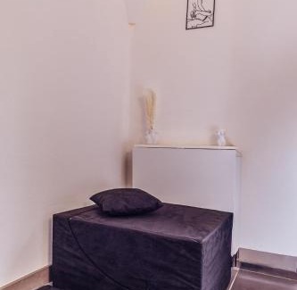 Blesignac Apartment | Cozy Studio in the Woods: Family-Friendly with Breakfast