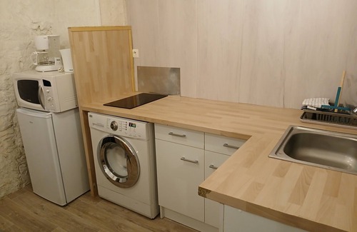 Millau Apartment | Cozy Studio Dans Voûtes with Kitchen and Family Amenities
