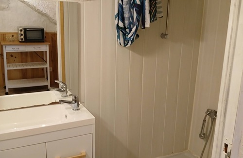 Millau Apartment | Cozy Studio Dans Voûtes with Kitchen and Family Amenities