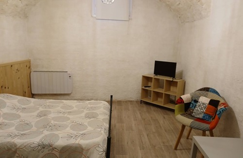 Millau Apartment | Cozy Studio Dans Voûtes with Kitchen and Family Amenities
