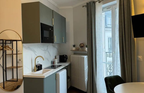 Neuilly-sur-Seine Apartment | Cozy Studio de Charme Parisien with Spa and Breakfast