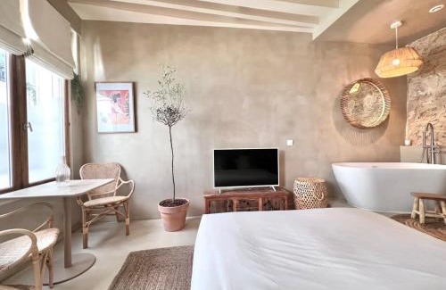 Croulebarbe Apartment | Romantic Studio for Couples with 4-Star Comfort
