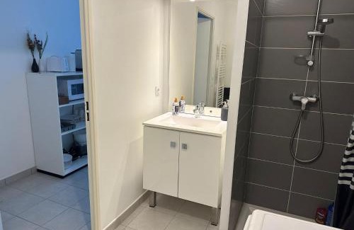 Yves Farge - Le Fleuve Apartment | Top-Rated Studio de Confort with Pet-Friendly Amenities