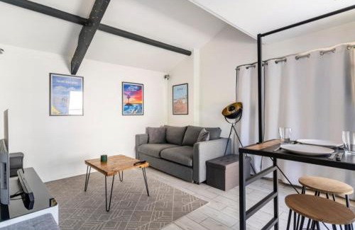 Donges House | Modern Studio with Private Access - Rated 9/10 by Guests