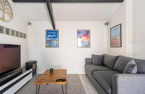 Donges House | Modern Studio with Private Access - Rated 9/10 by Guests