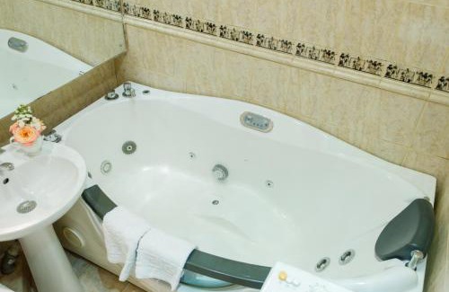 Zarichnyi District Apartment | Relaxing Studio De Luxe with Ocean View Jacuzzi Retreat