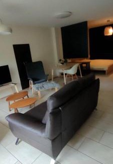 Cremines Apartment | Inviting Studio de Vacances with Spa and Hot Tub Amenities
