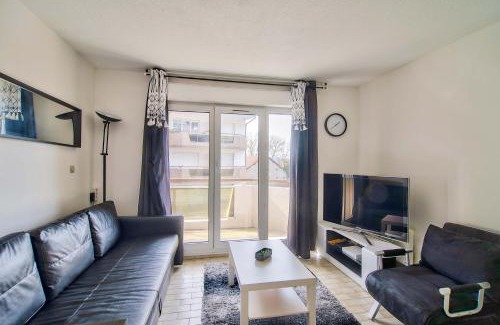 Etrembieres Apartment | Stylish Studio Stay Near Geneva - Pet and Child Friendly