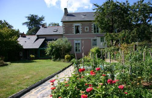 Pipriac House | Cozy Studio du Chalet de Caharet - Family-Friendly Retreat