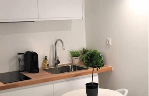 6th Arrondissement Apartment | Convenient Studio Duquesne - Family-Friendly Near Parc Tête d'Or