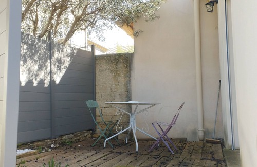Beaumes-de-Venise Apartment | Cozy Studio in the Heart of the Village - Family & Pet Friendly