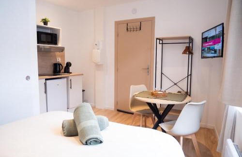 Saint-Quentin Apartment | Cozy Studio Ensoleillé for Two with Free WiFi
